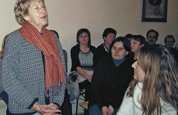 Zbrane je posebej prevzela Darinka Žbogar s svojo doživeto interpretacijo Kettejeve pesmi