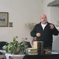 Goran Živec kot Kraševec ljubiteljsko raziskuje kamnite priče preteklosti na kraških gmajnah 
