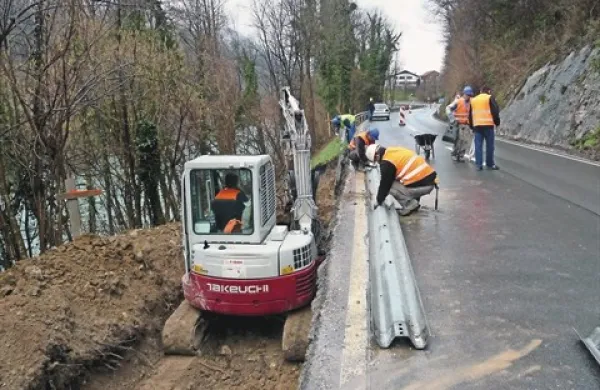 Povezavo med Tolminom in Ljubljano postopoma  obnavljajo. Lansko pomlad so delali pri  Slapu ob Idrijci, v letošnji pa se obeta začetek obnove najožjega dela, med Dolenjo Trebušo in Želinom.