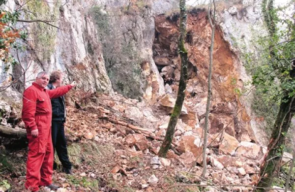 Najustreznejša in najhitrejša rešitev je izgradnja jarka in lovilnega nasipa, ki bo preprečeval kotaljenje kamnitih gmot nad vasjo Bezovica