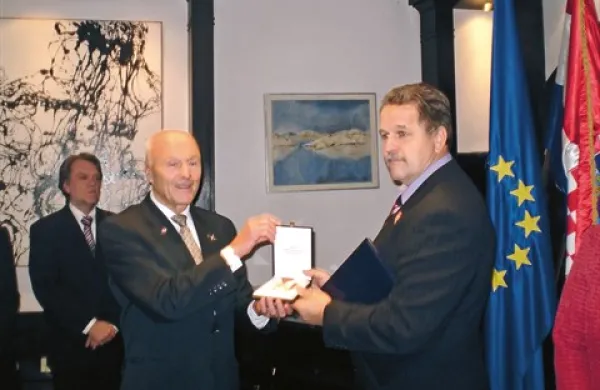 Lobist Božo Dimnik in Valter Miklavčič (desno) z odlikovanjem hrvaški pleter  