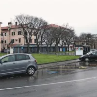 Park na Ukmarjevem trgu pri kavarni Kapitanija  bi razširili, ob tem pa bi ukinili parkirna mesta vzdolž Pristaniške ulice in jih spremenili v zelenico