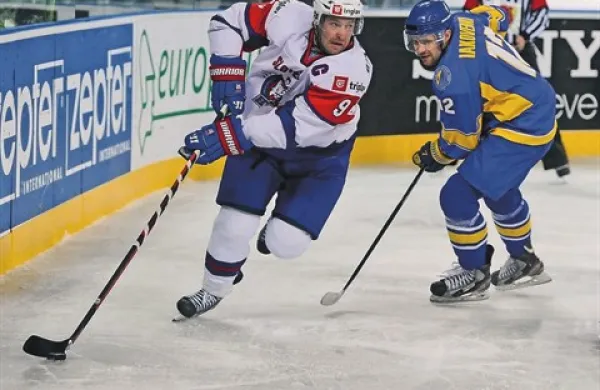 Slovensko zastavo bo v Sočiju nosil kapetan hokejske reprezentance Tomaž Razingar (levo)