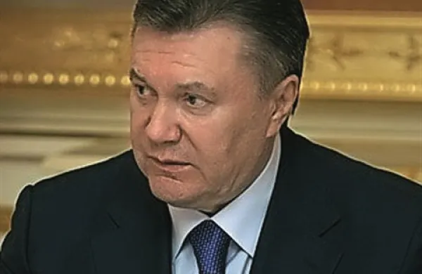 Ukrajinski predsednik Viktor Janukovič se je danes sešel s tremi glavnimi voditelji opozicije, na pogovorih pa naj bi skušali razrešiti politično krizo v državi