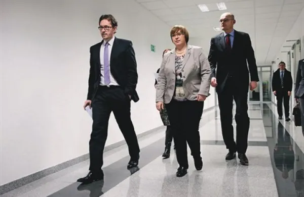 Gregor Virant, Nataša Pirc Musar in Goran Klemenčič se veselijo, da  bodo  podatki o slabih kreditih, prenesenih  na slabo banko, in drugi, za zdaj tajni podatki podjetij v državni lasti, že kmalu dostopni javnosti