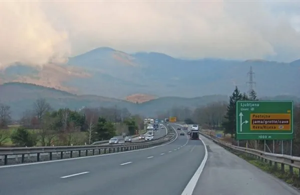 V drugi polovici letošnjega leta bo jasno, ali se bo primorska avtocesta (na fotografiji) proti mejnemu prehodu Jelšane in hrvaškemu morju odcepila pri Postojni, Razdrtem ali  Divači 