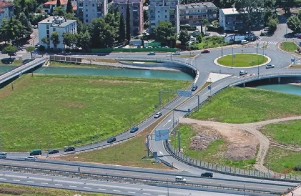 Na zelenici med semedelskim mostom in pasarelo nameravajo urediti parkirišče s 186 mesti