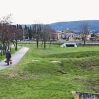 Po načrtih bo že poleti ob Kolodvorski cesti voznikom na voljo 190 novih parkirnih mest