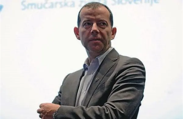 Enzo Smrekar je po pričakovanju postal osmi predsednik Smučarske zveze Slovenije (SZS) v njeni zgodovini
