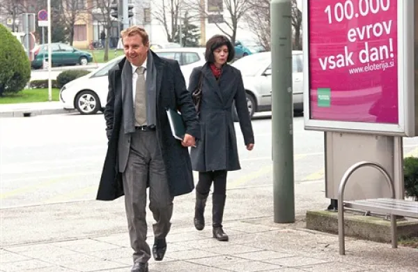 Srečko Prijatelj je včeraj prišel na novogoriško sodišče skupaj z ženo Aleksandro