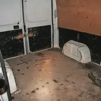 Na tleh tovornega  dela  kombiniranega  vozila    so  bili  ostanki hrane