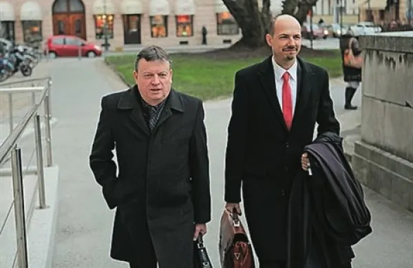 Nekdanji predsednik uprave Pivovarne Laško Boško Šrot (levo) na predobravnavnem naroku na ljubljanskem okrožnem sodišču ni priznal krivde za očitano kaznivo dejanje zlorabe položaja