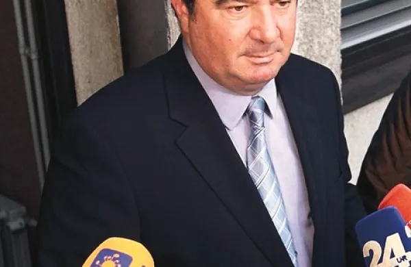  Robert Časar