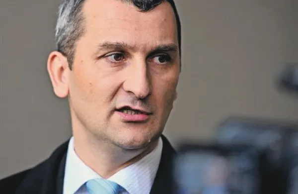 Vse torej kaže, da bo Omerzel interpelacijo, ki sta jo vložili opozicijski SDS in NSi, podpira pa jo tudi SLS, prihodnji teden prestal