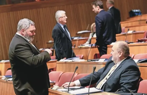 Poslanci DS so včeraj v en glas nastopili proti nepremičninskemu zakonu