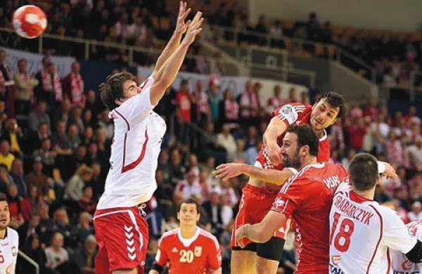 Hrvati so se po sredini zmagi s Poljsko še enkrat uvrstili v polfinale. Njihovo glavno orožje je Domagoj Duvnjak (po metu v rdečem dresu), pomembni vlogi pa igrata tudi Igor Vori (spredaj) in Damir Bičanić (št. 20, v ozadju).