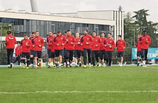 Nogometaši Crvene zvezde dvakrat na dan trenirajo na travniku atletskega stadiona