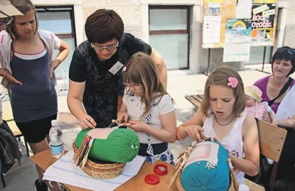 Otroški prsti s kleklji in bulo na poletnih predstavitvah pritegnejo obilo pozornosti in so jo tudi pri japonski princesi Kiko
