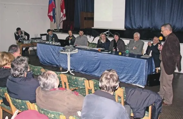  V Renčah so krajani skupaj z županom Alešem Bucikom (skrajno desno) opozoril, da ne bodo popustili 