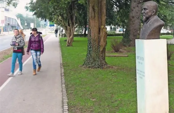 Aleja slavnih mož (in  ene žene) je spet popolna
