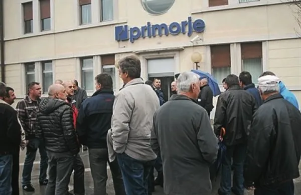 Nekdanji zaposleni v Primorju bi morali izplačilo 15 odstotkov priznanih terjatev iz stečajne mase dobiti še ta mesec, a se je jamstveni sklad pritožil in vztraja, da mora biti kot prvi v celoti poplačan iz stečajne mase