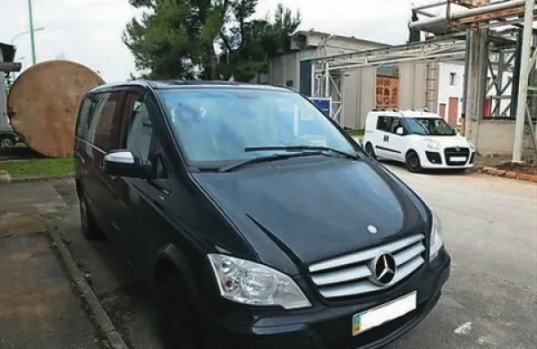  Koprski policisti so  v sredo na Fernetičih prestregli ukradeno kombinirano vozilo mercedes benz  viano, z nameščenimi registrskimi tablicami Ukrajine, ki ga je vozil ukrajinski državljan