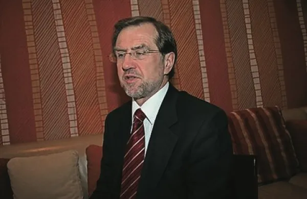 Evropski poslanec Lojze Peterle gre kljub temu, da naj bi se vnovič boril z rakom, v boj za tretji mandat
