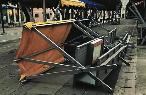 Močna burja je na koprski tržnici danes porušila nekaj stojnic