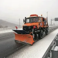 Zaradi posipnih in plužnih skupin je promet na posameznih avtocestnih odsekih in na nekaterih državnih cestah upočasnjen, zato voznikom priporočajo previdno vožnjo in upoštevanje prometne signalizacije
