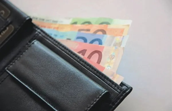  Glavni izvršni direktor in novi izvršni direktor Družbe za upravljanje terjatev bank Christopher Gwilliam in Janez Škrubej na mesec zaslužita 21.533 evrov bruto, začasni izvršni direktor Aleš Koršič in v. d. izvršnega direktorja Torbjörn Mansson pa