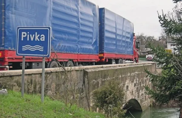  Državi je do zdaj uspelo zagotoviti denar za popravilo mostu v Prestranku (na fotografiji) in Socki