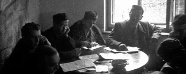 Kulturniki IX.  korpusa, med njimi  tretji z leve dr. Lev Svetek, avtor besedila Vstajenje Primorske