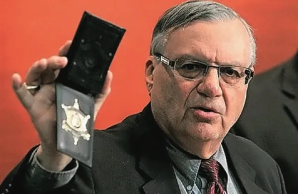 Joe Arpaio (na fotografiji) je imel doslej že več tovrstnih zamisli, med drugim je moške zapornike poniževal s tem, da so se morali oblačiti v roza spodnjice
