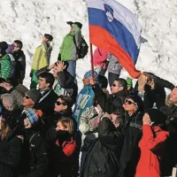 Slovenske skakalke v Planici spodbujalo 5000 navijačev