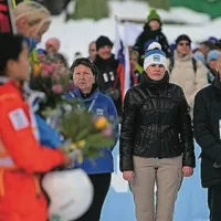 Slovenske skakalke v Planici spodbujalo 5000 navijačev