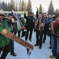 Slovenske skakalke v Planici spodbujalo 5000 navijačev
