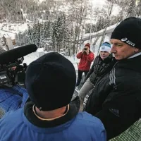 Slovenske skakalke v Planici spodbujalo 5000 navijačev