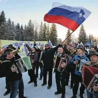 Slovenske skakalke v Planici spodbujalo 5000 navijačev
