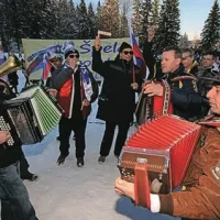 Slovenske skakalke v Planici spodbujalo 5000 navijačev