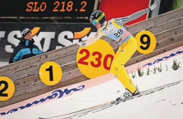 Slovenski skakalec Peter Prevc je zmagal na tekmi za svetovni pokal v smučarskih skokih v japonskem Saporu (294,6 točke) in z današnjo zmago tudi prevzel skupno vodstvo v seštevku pokala
