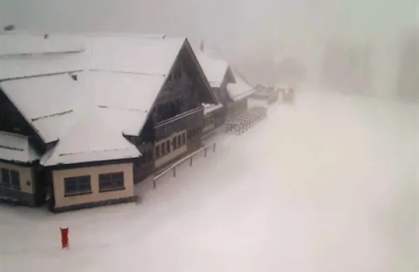 Smučarski center Cerkno  je včeraj končno pokazal zimsk podobo