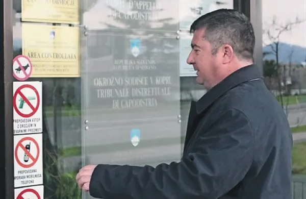 Časar bi se moral v torek spet oglasiti na koprskem sodišču, kjer ga čaka predobravnavni narok