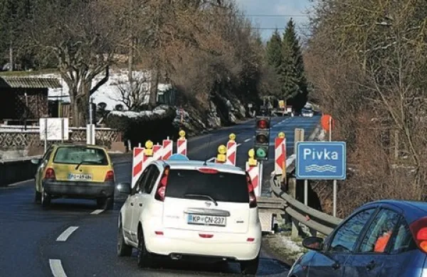 Koncesionarji rednega vzdrževanja državnih cest so danes začeli postavljati še prometno signalizacijo za izmenični enosmerni promet na štirih mostovih, ki so po ocenah direkcije za ceste preveč dotrajani za dvosmerni promet