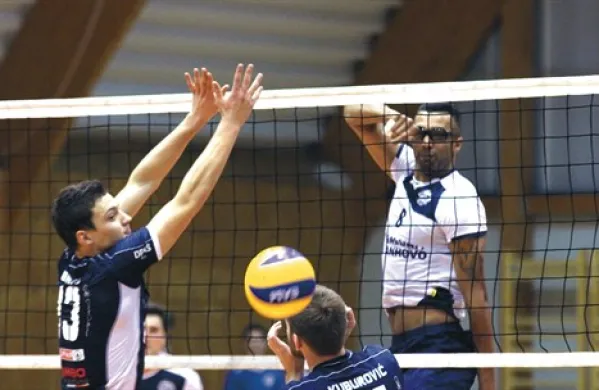 Israel Dos Santos (v belem dresu) je bil eden ključnih mož za Salonitov preboj v finale pokala Slovenije