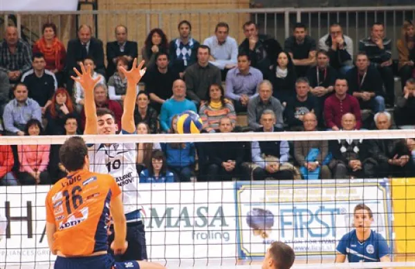 V Kanalu si želijo ponovitve prizora z lanskega finala, ko sta si nasproti stala ACH-jev Kanalec Matej Vidič (16) in Salonitov bloker Dane Mijatović (beli)