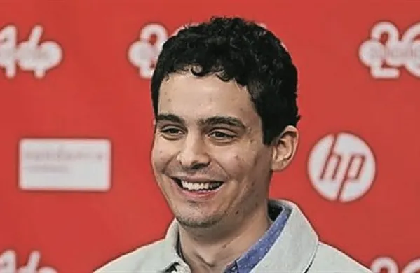 Glasbena filmska zgodba režiserja in scenarista Damiena Chazelleja Whiplash je na letošnjem filmskem festivalu Sundance v ameriški zvezni državi Utah dobila prvo nagrado občinstva in kritikov oziroma žirije za dramo