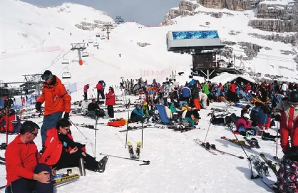 Po  letu dni od nesreče na gondolski žičnici in  zaprtju smučišča Kanin je bovški turizem na kolenih, hitro ukrepanje je nujno