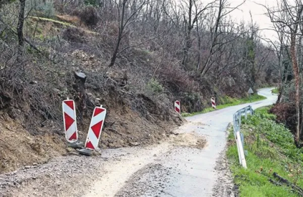 S pobočja je zdrsnilo 50 kubikov zemlje