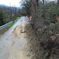 S pobočja je zdrsnilo 50 kubikov zemlje
