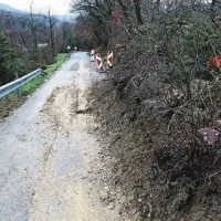 S pobočja je zdrsnilo 50 kubikov zemlje